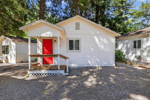 Cobb House | Dog-Friendly Wine Country Cabin cabin