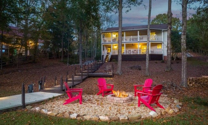 Lake Oconee House | Dog Friendly with 4 Master Suites, Dock, Fire Pit