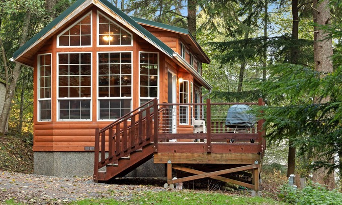 Olga Cabin | Dog-friendly wood cabin with full kitchen & free WiFi near the water