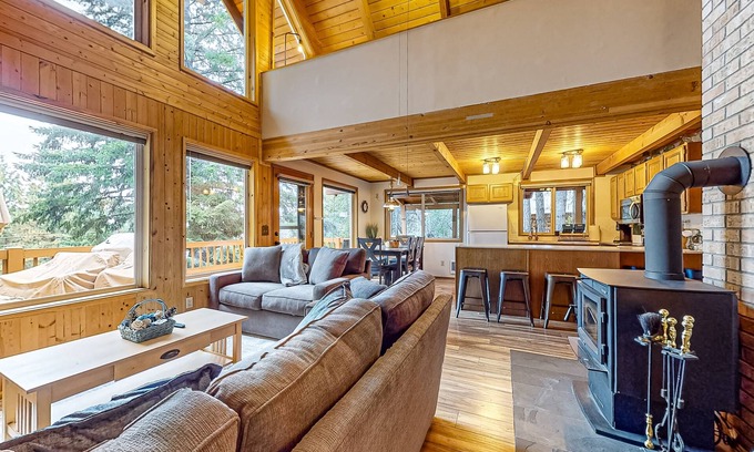 Roslyn Ridge Cabin | Dog-friendly woodland cabin with woodstove & deck, near Lake Cle Elum