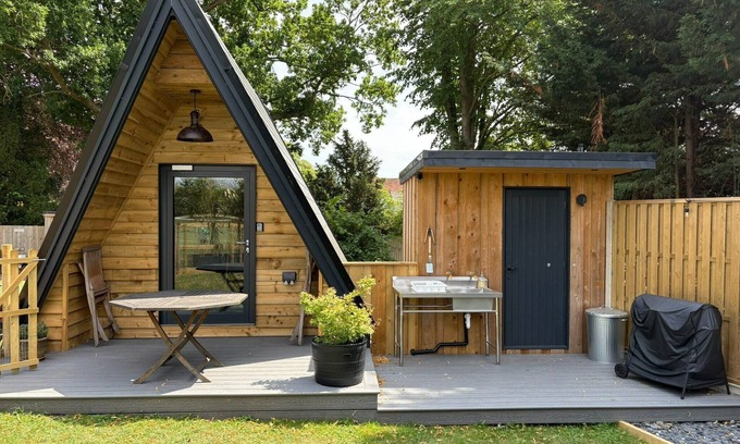Toppesfield Cabin | Dog-Friendly Woodland Hideaway: A Quirky, Romantic Escape with Hot Tub