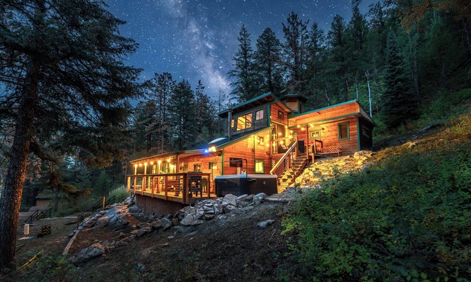 Jamestown Cabin | Dog-Friendly Year-Round Creekside Cabin Hot Tub 5.8 Acres