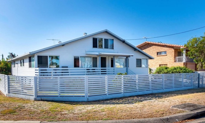 Beachmere House | Dog Lovers Retreat - Beachmere