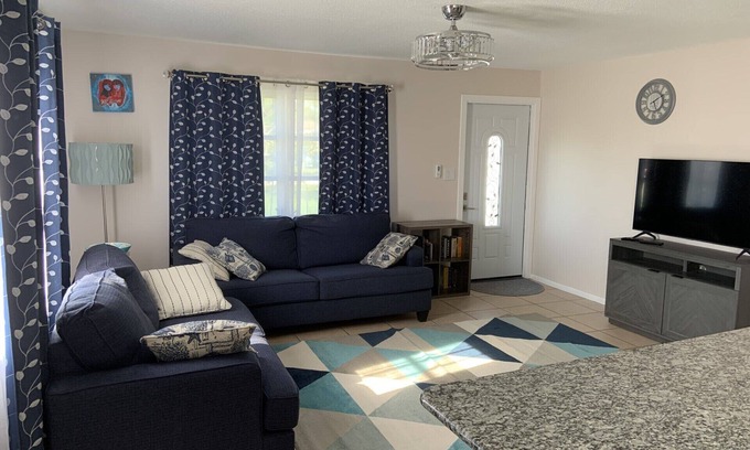 Whitney Beach House | Dogs and cats friendly renovated duplex 5 min drive from the beach
