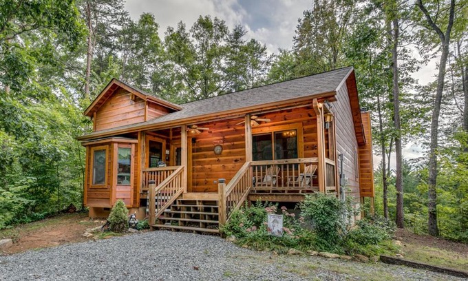 Morganton House | Dogwood Cabin Cozy Mountain Retreat Near Blue Ridge