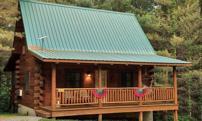 New Plymouth Cabin | Dogwood Cabin near Ash Cave