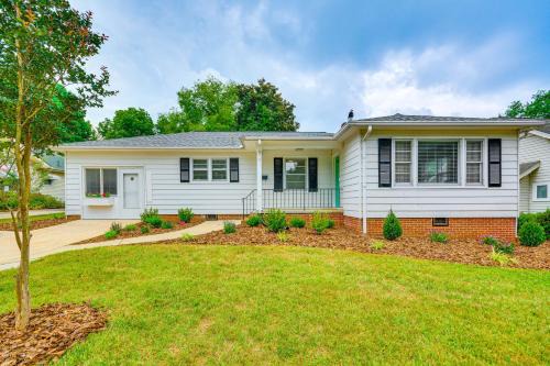 High Point House | Dogwood Cottage with Fireplace 1 Mi to University