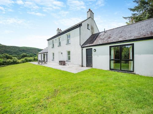 Llandeilo House | Dolgoed House
