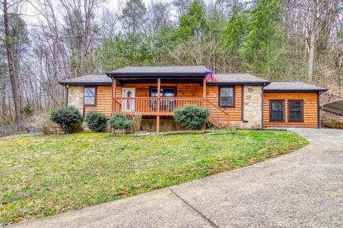Caton House | Dolly's Cozy Cabin, Hot Tub, FREE Attraction tickets , Game Room, Theater Room, Firepit!