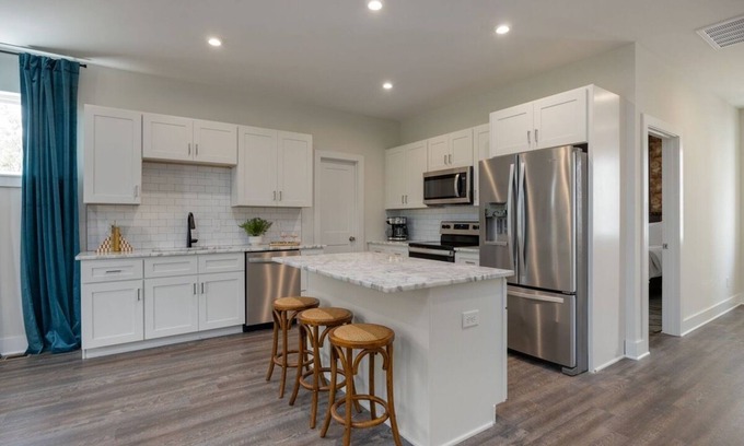 Whitebridge House | Dolly's Daydream - Rooftop Deck - Mins to Downtown – Sleeps 8