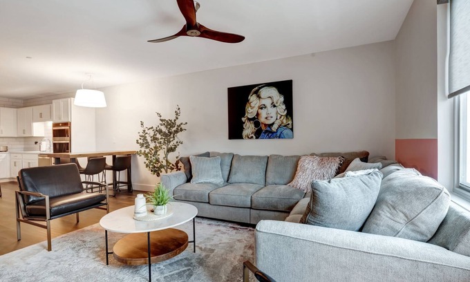 Donelson House | Dolly's Retreat ~ 2 Bedroom/2 Bathroom