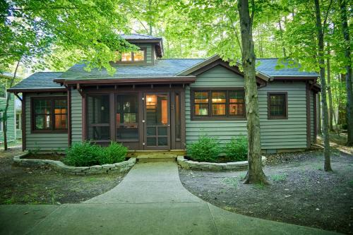 Fennville House | Dollybrook 3 Pet Friendly Community Pool Groups Welcome