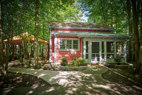 Fennville House | Dollybrook 4 Pet Friendly Community Pool Groups Welcome