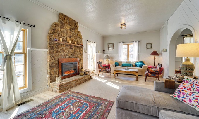 Lewis Cottage | 'Dolorable' Home w/Yard - Walk to River!