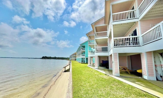 Innerarity Townhomes House | Dolphin Cove: Gorgeous Waterfront Unit with Kayaks