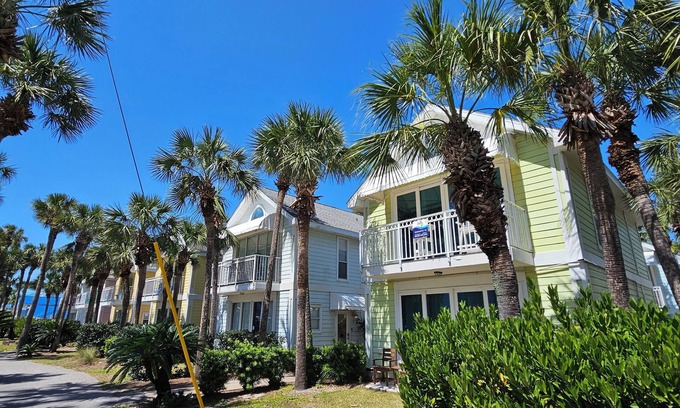 Crystal Shores Cottage | Dolphin Daze-Unit B - Downstairs - Walk to the beach!