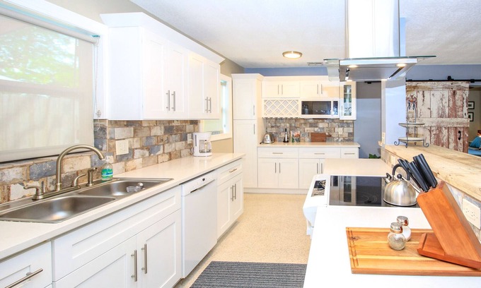 Stuart House | DOLPHIN HOUSE-MINUTES FROM BEACHES, SHOPPING & RIVERWALK! BEAUTIFULLY RENOVATED.