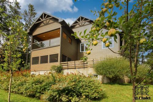Petite-Riviere-Saint-Francois Ski Chalet | Domaine du Hameau