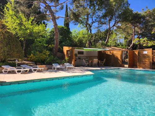 Saint-Saturnin-les-Avignon Bed & Breakfast | Domaine Les Gendalis