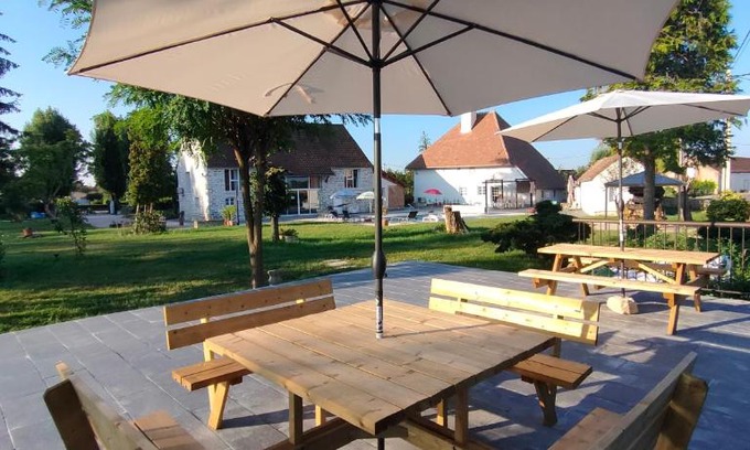 Saint-Symphorien-sur-Saone House | Domaine Ravy-La Camélia
