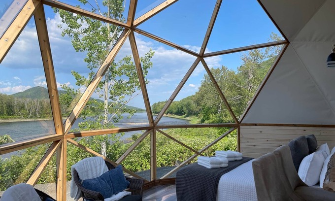 Listuguj Mi'gmaq First Nation Ski Chalet | Dôme 4: Waterfront-HotTub-AC-BBQ-Kitchen-Bathroom