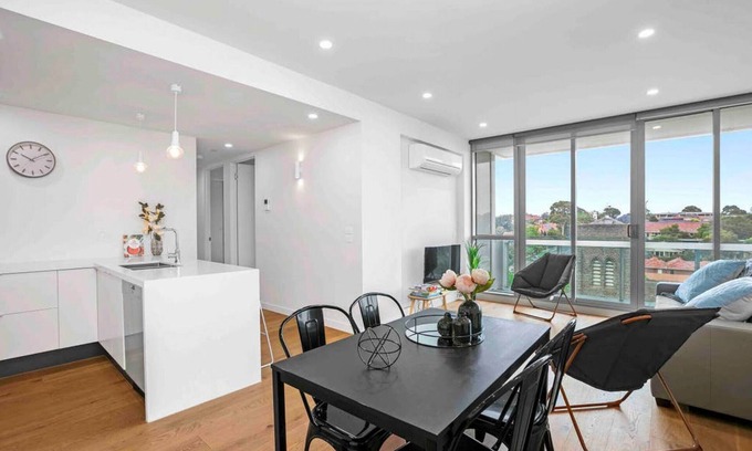 Glen Iris Apartment | Domi Rentals - Huge Malvern Rd Penthouse and View
