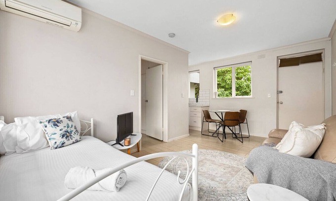 St. Kilda East Apartment | Domi Rentals - The Carlisle Apartments