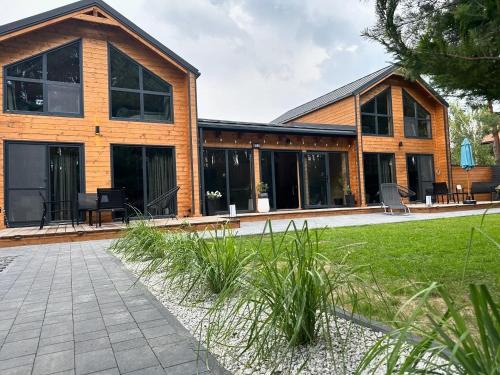 gmina Ostrowite Apartment | DOMKI Leśna Cisza jezioro Powidzkie dla 18 osób - 5D Apartments