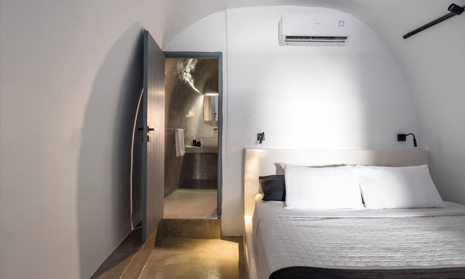 Pyrgos House | Domus Pyrgos ResidencenTwo-Bedroom Traditional House with Outdoor Jacuzzi.