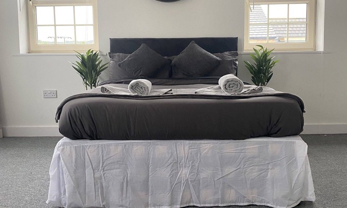 Thurnscoe House | Doncaster Furnished House for Short Lets