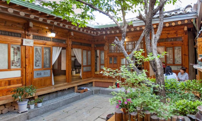 Sungin-dong House | Dongmyo Hanok Sihwadang - Private Korean Style House in the City Center with a Beautiful Garden