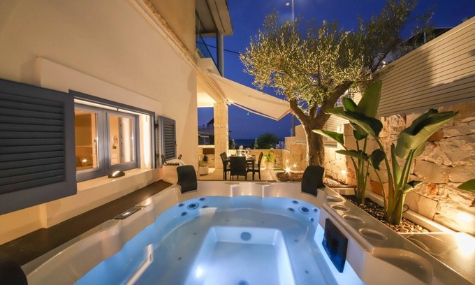 Capitolo Villa | Donna Lucia Romantic Villa w/jacuzzi Sea Front