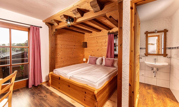 Oberschonau Apartment | Doppelzimmer Watzmannhaus mit Urigem Hüttenflair