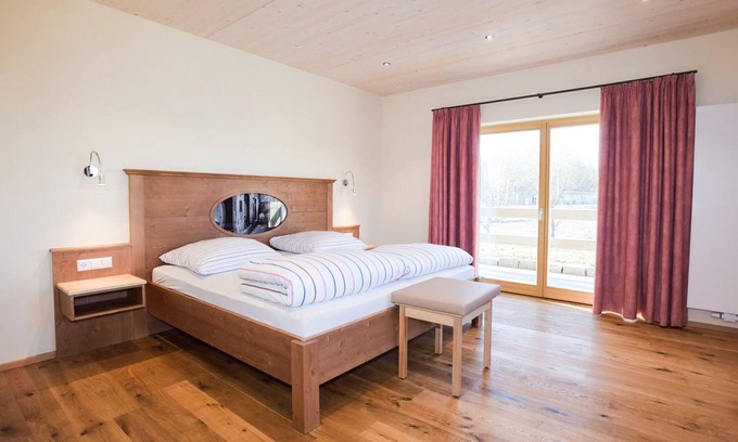 Baden-Baden Apartment | Doppelzimmer 28qm, mit Flachbild TV und Balkon