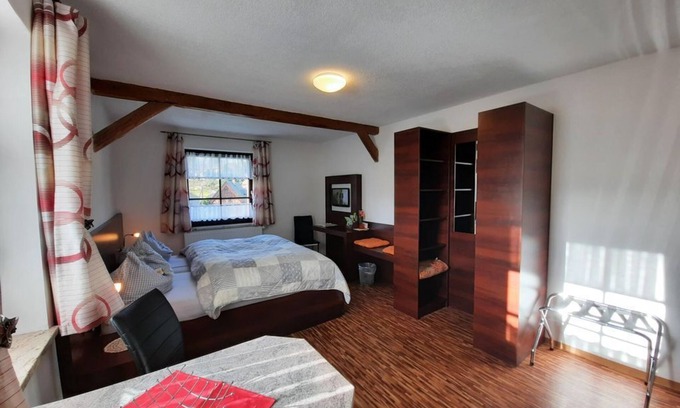 Unterwurschnitz Apartment | Doppelzimmer, Dusche, WC, Hoher Berg - Ferienhof Wilfert