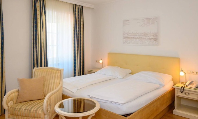 Enns House | Doppelzimmer, Dusche, WC - Appartement-hotel GH Zum Goldenen Schiff