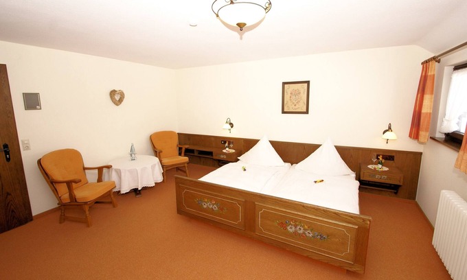 Haeusern Apartment | Doppelzimmer Kat. 2 mit Doppelbett und Kabel TV