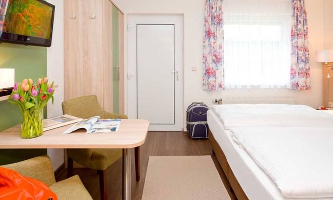 Neuensien Apartment | Doppelzimmer mit Pantryküche - Ferienzimmer und -wohnungen mit Seeblick