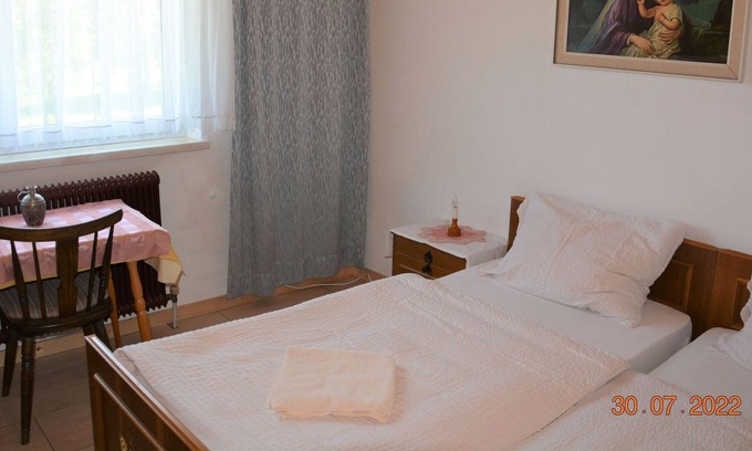Aurach am Hongar Apartment | Doppelzimmer Nr. 7, Dusche/wc - Ruheoase in der Natur Nahe am Attersee