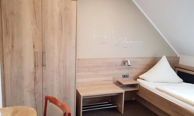 Neroth House | Doppelzimmer Plus Standard inkl.Halbpension - Zur Neroburg, Hotel Restaurant