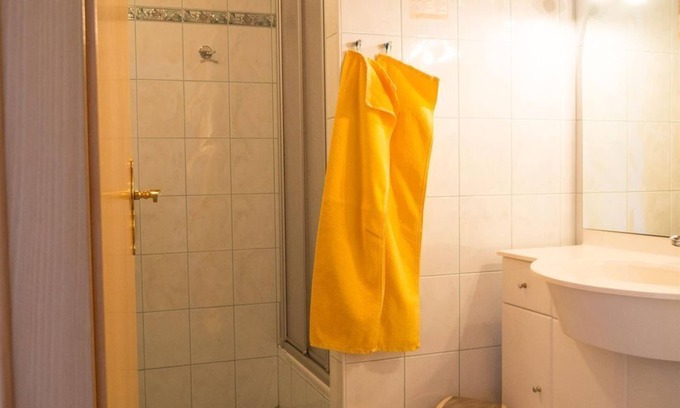 Karchau House | Doppelzimmer, Toilette und Dusche Getrennt - Alpengasthof Moser