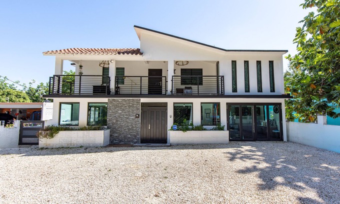 Dorado House | Dorado White House