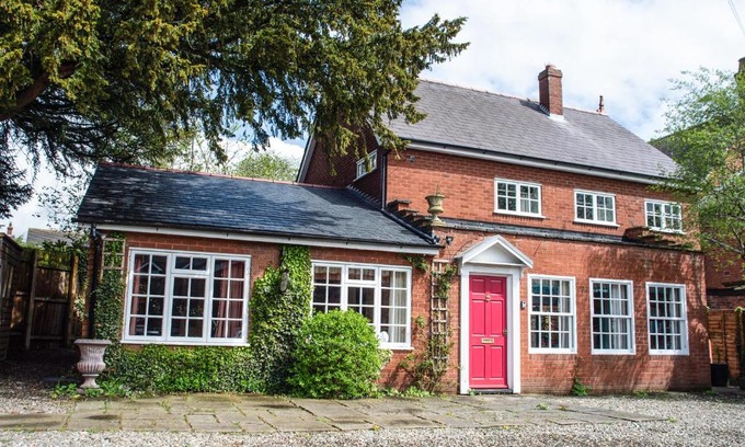Eaton Mascott House | Dorrington Court