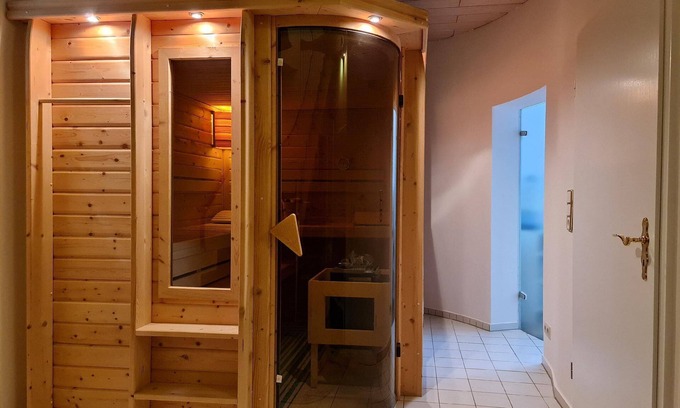 Nuedlingen House | Double Apartment Private Sauna Access and Garden
