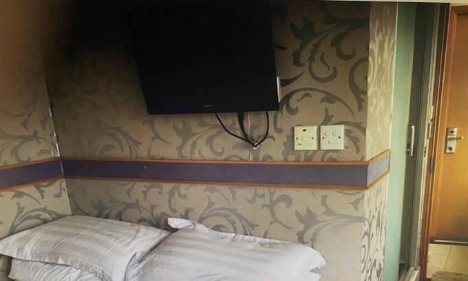 Mong Kok Apartment | Double bed room for 1 or 2 pax