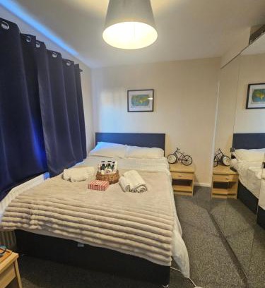 Broadheath House | Double bedroom located close to Manchester Airport