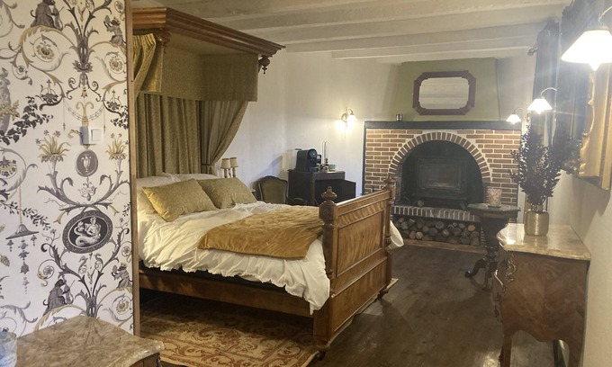Bellac Bed & Breakfast | Double Deluxe Room (3)nNewly renovated, Seating area, spacious with river view.