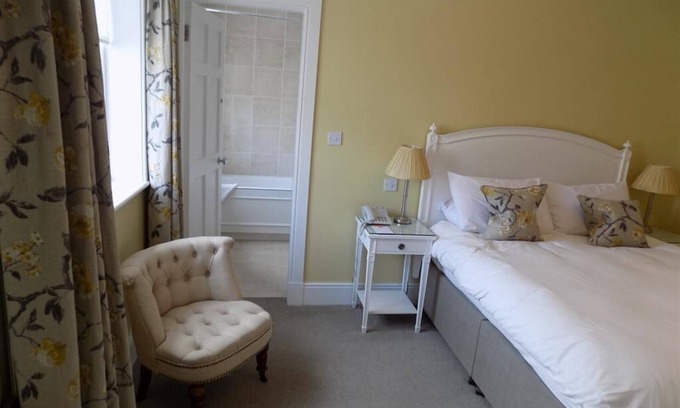 Termonfeckin Hotel | Double Ensuite with Bath at Flynns of Termonfeckin