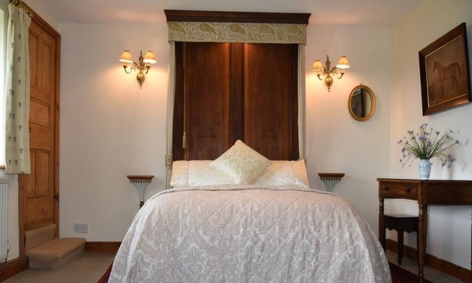 Egerton Bed & Breakfast | Double or Twin Ensuite with Bath at Manor Farm