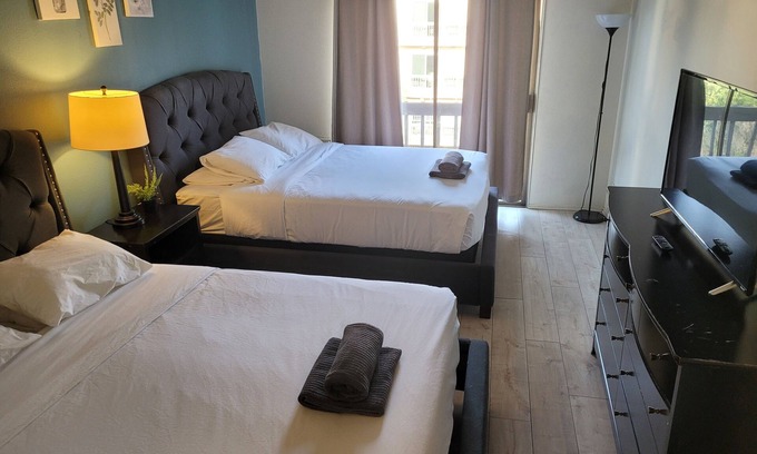 Pico - Robertson Apartment | Double Queen Bed Unit with AC and WiFi in Beverly Hills